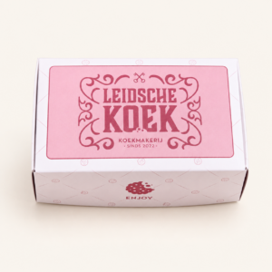 Kartonnen doosje van Leidsche Koek met roze label en koekje op de zijkant