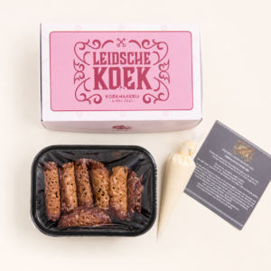 Kartonnen doos van Leidsche Koek met een bakje kletskoppen, vulling en receptkaart
